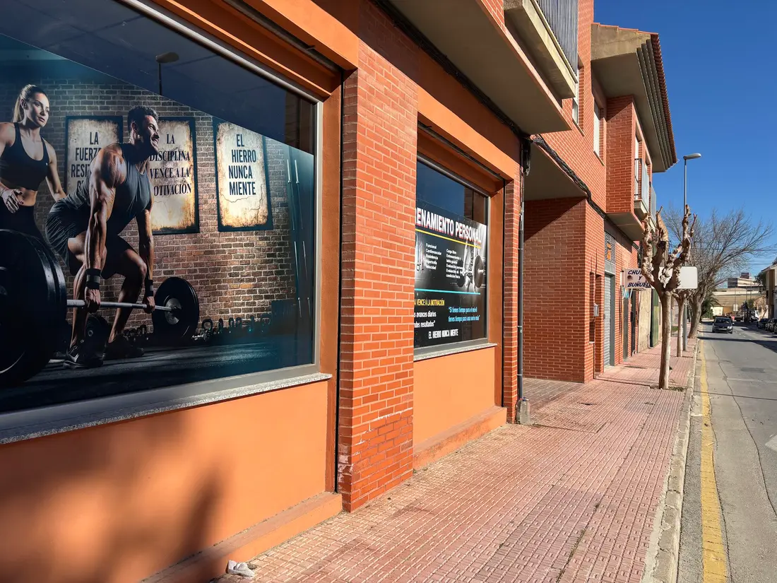 Fachada del local de Jose Garcia Trainer en la calle Estación de Alhama de Murcia